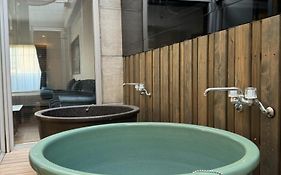 Earthveloビル一棟貸しでフルリノベ済み各階に風呂トイレありで好立地でコスパ最高をめざしている宿です